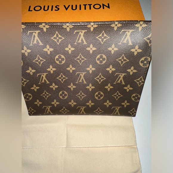 Louis Vuitton Monogram Toiletry 26 - Picture 5 of 7